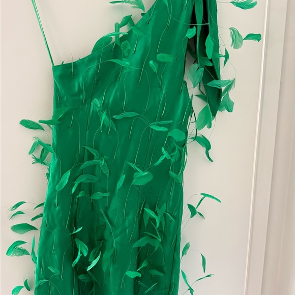 Elegant Green Dress with Leaf Accents - Picture 2 of 6